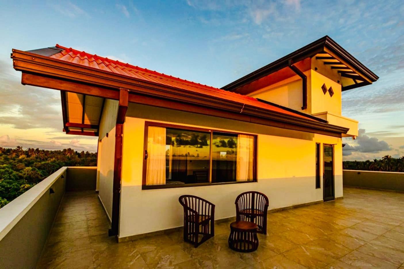 Ocean Front Villa Хіккадува Екстер'єр фото