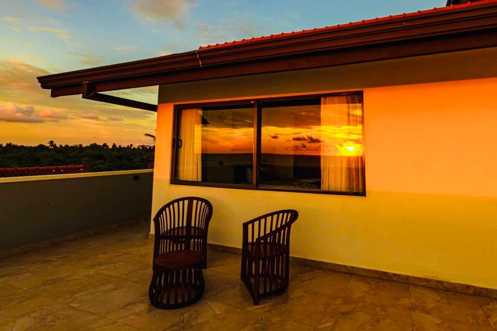 Ocean Front Villa Хіккадува Екстер'єр фото