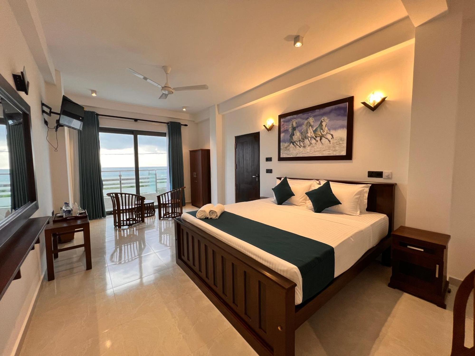 Ocean Front Villa Хіккадува Екстер'єр фото