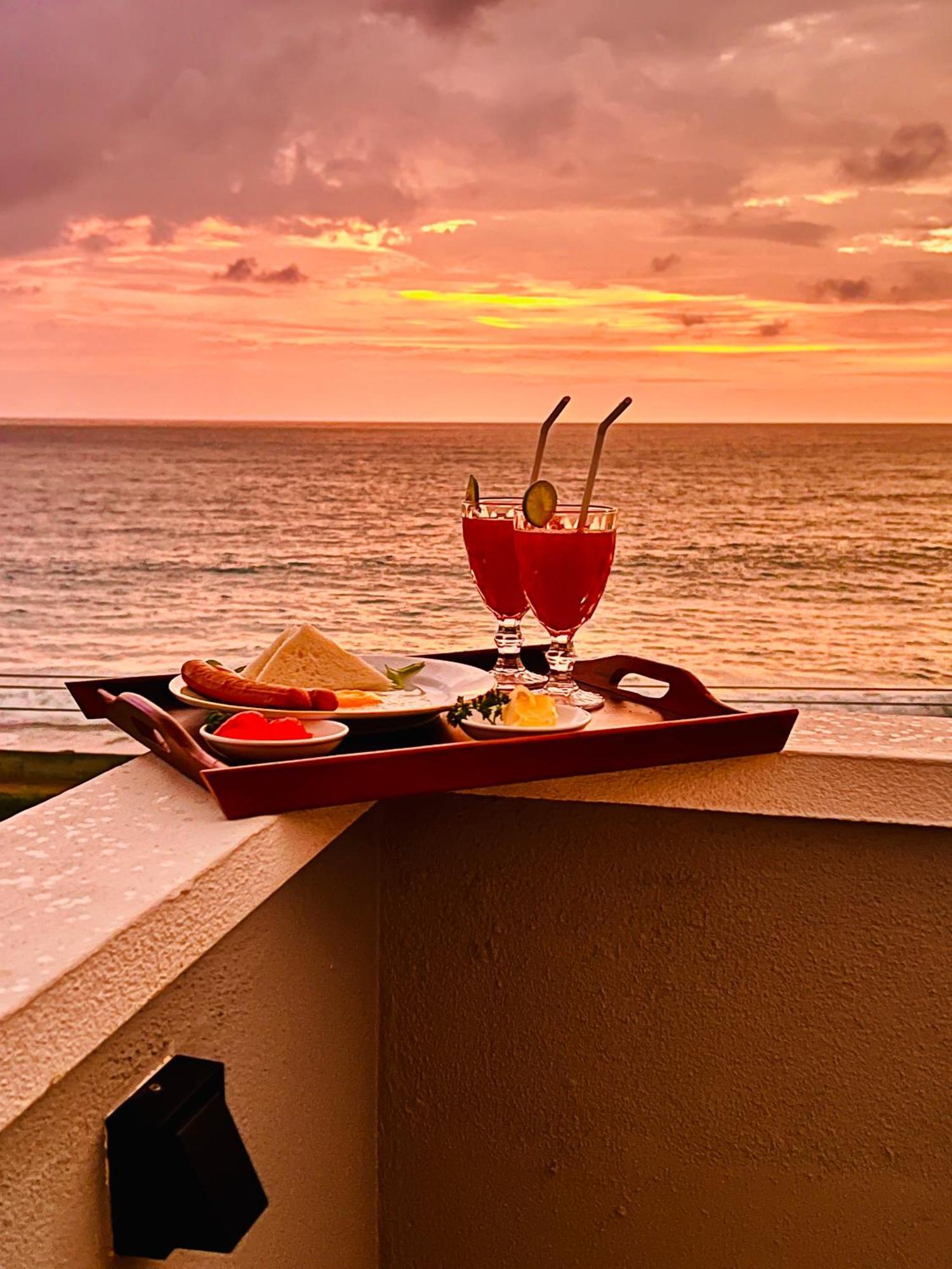 Ocean Front Villa Хіккадува Екстер'єр фото